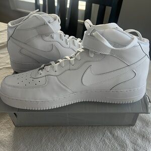 New Nike Men's White Air Force 1 Sz. 17